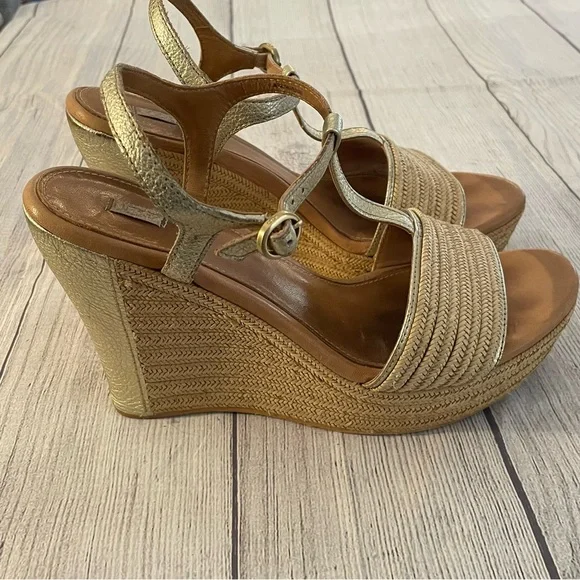 UGG woven straw platform wedge sandals with gold T-strap ankle strap, size 9.5 - Picture 2 of 14